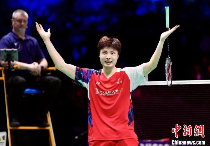 中国男队在汤姆斯杯决赛3-1击败印尼队，捧回队