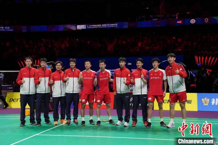 中国男队在汤姆斯杯决赛3-1击败印尼队，捧回队