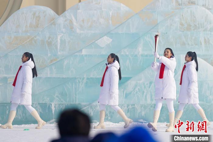 哈尔滨太阳岛举行亚冬会火种采集仪式，以“澎