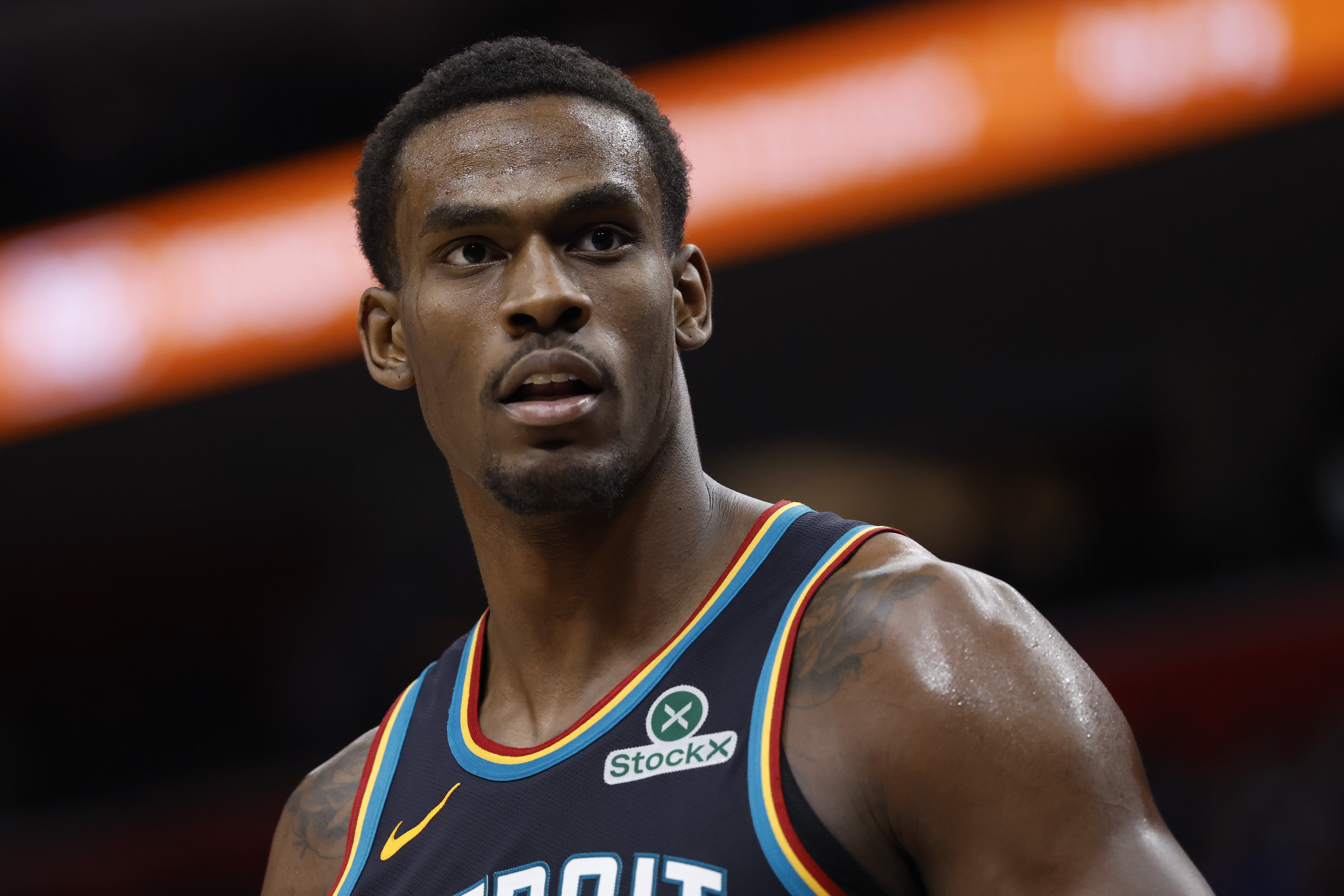 湖人客场不敌活塞终结九连胜 詹姆斯谈防守策略