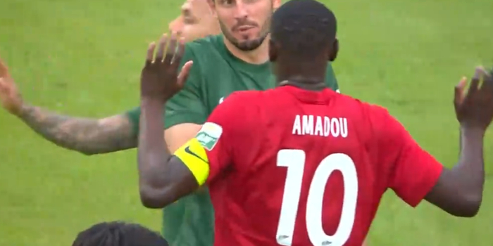 中超焦点战裁判争议判罚引球员冲突