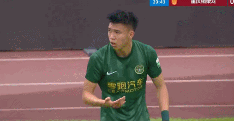 中超焦点战裁判争议判罚引球员冲突