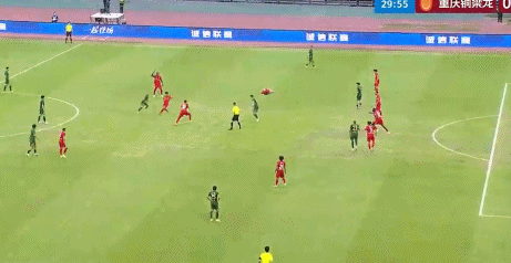 中超焦点战裁判争议判罚引球员冲突