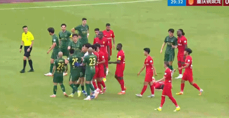 中超焦点战裁判争议判罚引球员冲突