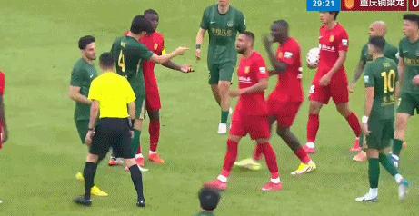 中超焦点战裁判争议判罚引球员冲突