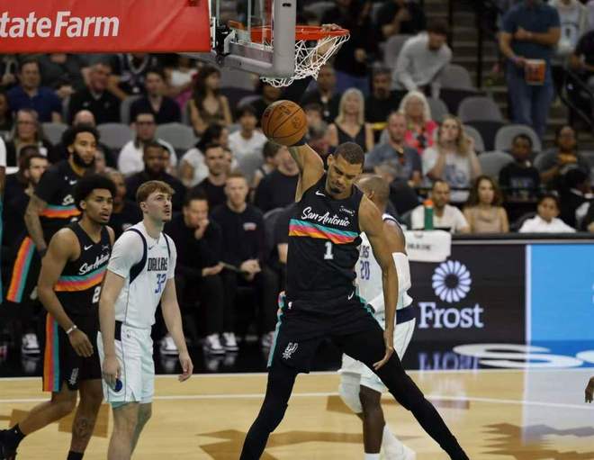 文班亚马复出砍40+13 马刺大胜独行侠追平队史第