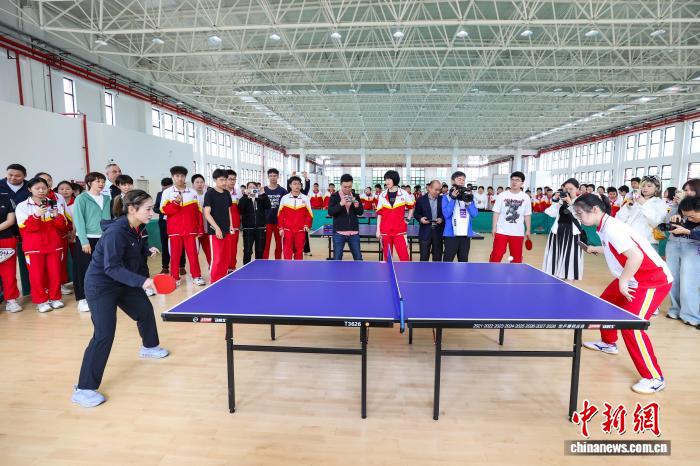 国际乒联百年庆典国球进公园贵阳主会场万人参